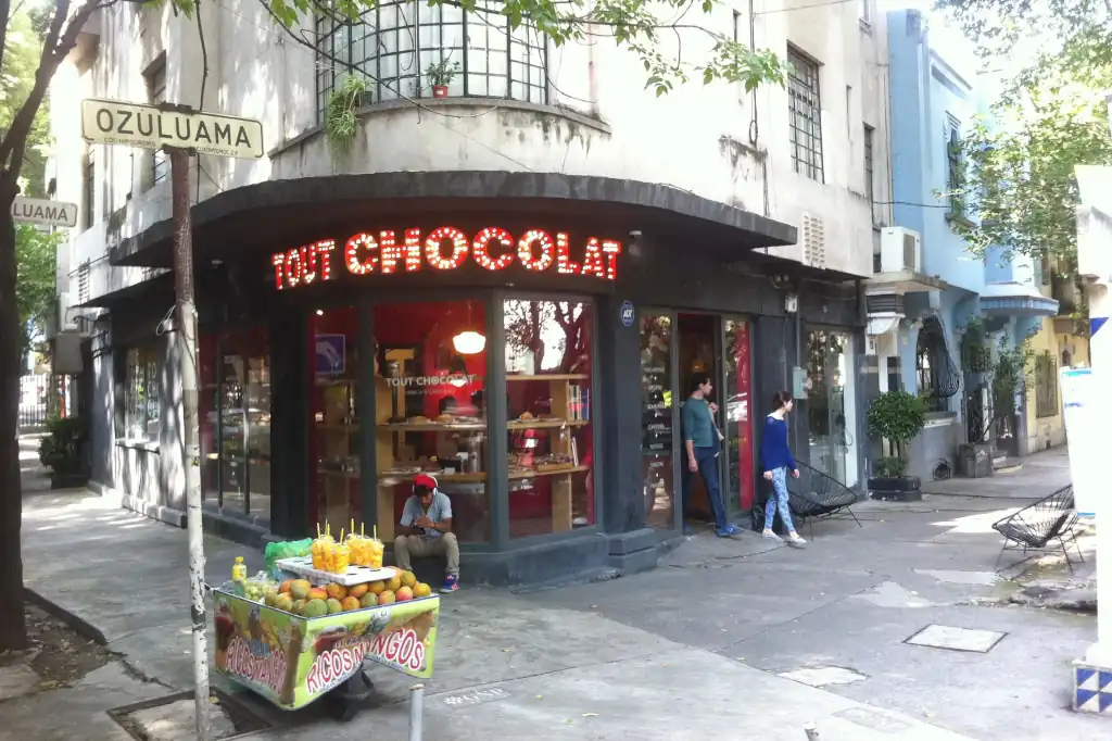La tarde del domingo 20 de abril, una tragedia sacudió a comensales y trabajadores de la cafetería Tout Chocolat, ubicada en la colonia Hipódromo Condesa de la Ciudad de México, pues un joven de 19 años se disparó en la cabeza dentro del sanitario del establecimiento, según informaron empleados y autoridades.