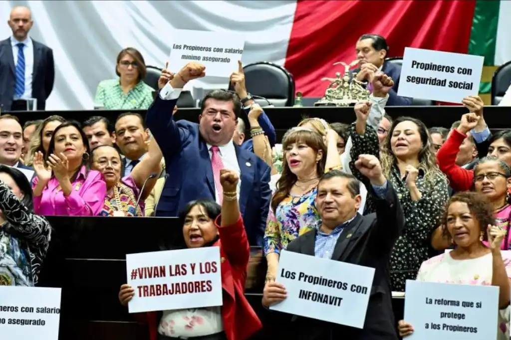 Con 446 votos a favor y por unanimidad, la Cámara de Diputados aprobó una reforma a la Ley Federal del Trabajo (LFT) que establece un salario base y prestaciones laborales para trabajadores que reciben propinas, como meseros, botones, despachadores de gasolina y empleados del sector entretenimiento y deportivo.