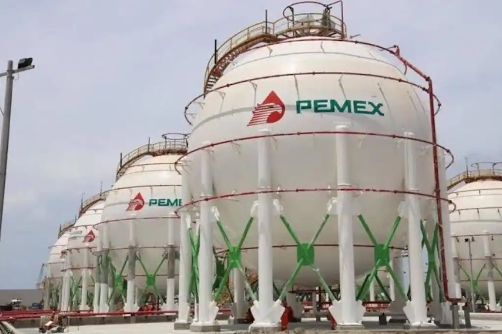 A pesar de las declaraciones recientes de la presidenta Claudia Sheinbaum, los reportes oficiales de Petróleos Mexicanos (Pemex) indican que la refinería Olmeca, mejor conocida como Dos Bocas, no ha logrado producir los 100 mil barriles diarios que se le atribuyen.