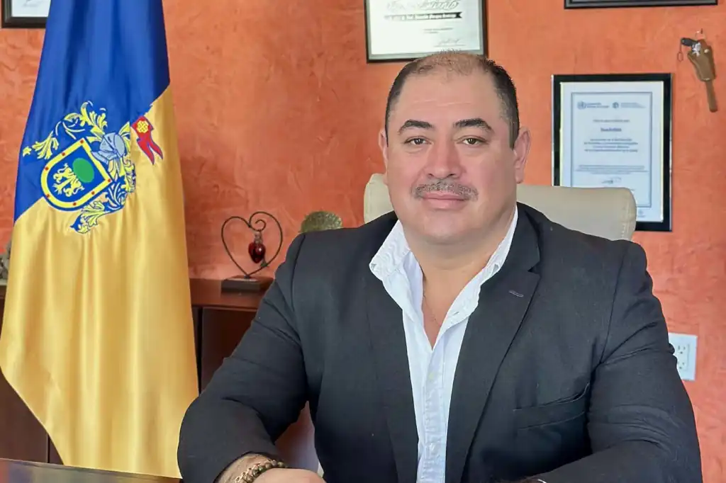 José Ascensión “Chon” Murguía Santiago, alcalde de Teuchitlán, Jalisco, fue detenido la noche del sábado 3 de mayo por autoridades federales, señalado por su presunta implicación en las operaciones del Rancho Izaguirre, un predio que habría sido utilizado como centro de adiestramiento del Cártel Jalisco Nueva Generación (CJNG).