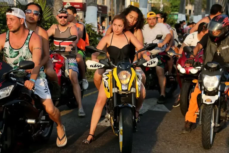 La edición 2025 del llamado Acamoto en Acapulco, Guerrero, dejó un saldo trágico: ocho personas fallecidas, al menos 12 lesionadas, dos detenidas y cientos de motociclistas sancionados durante los tres días de actividades no oficiales que comenzaron el jueves 15 de mayo y concluyeron el domingo 18.