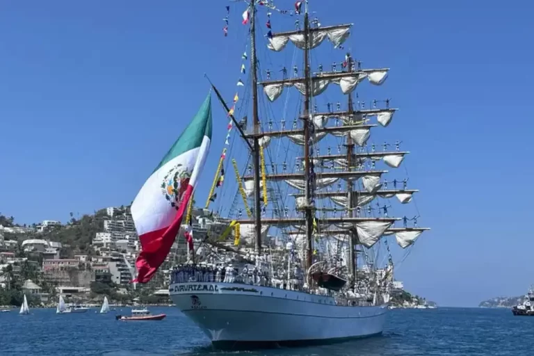 El buque escuela Cuauhtémoc emitió tres llamadas de asistencia solo cuatro minutos después de zarpar del muelle 17 de South Street Seaport, antes de impactar contra el puente de Brooklyn el pasado sábado por la noche, reveló este lunes la Junta Nacional de Seguridad en el Transporte (NTSB) de Estados Unidos.