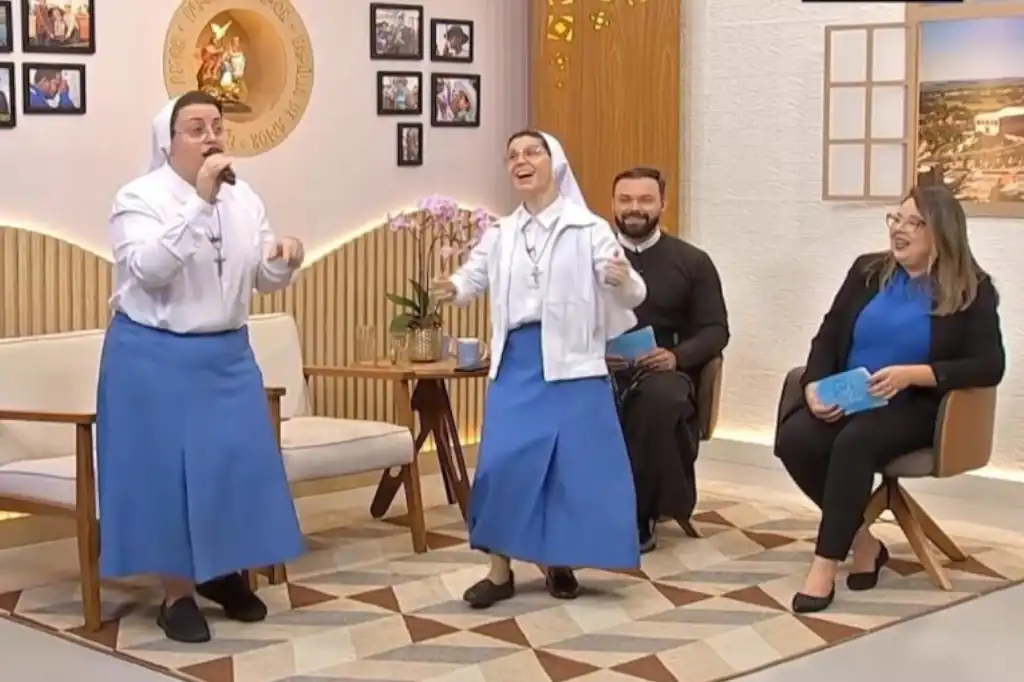 Las monjas brasileñas, Marizele Cassiano y Marisa de Paula, de la Congregación de la Copiosa Redención, sorprendieron a la audiencia del canal Pai Eterno al levantarse espontáneamente para interpretar una canción sobre el llamado a la vida religiosa.
