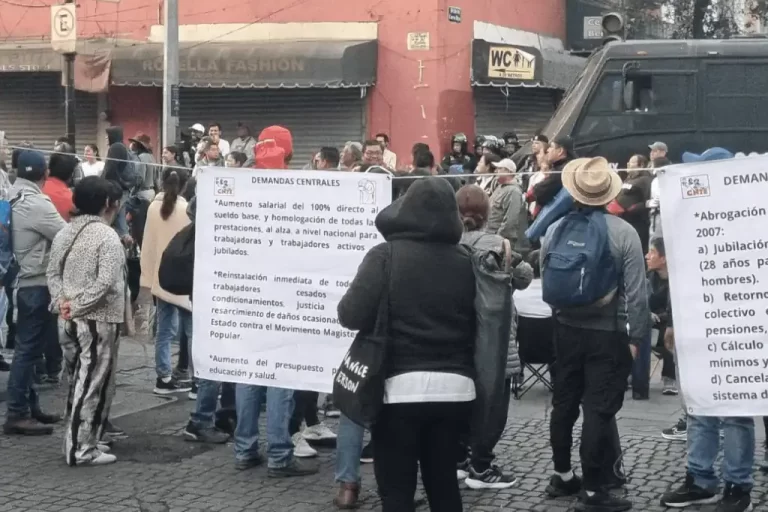 La Coordinadora Nacional de Trabajadores de la Educación (CNTE) intensificó sus protestas este miércoles 21 de mayo al bloquear los accesos de Palacio Nacional, en un intento por suspender la conferencia matutina de la presidenta Claudia Sheinbaum.