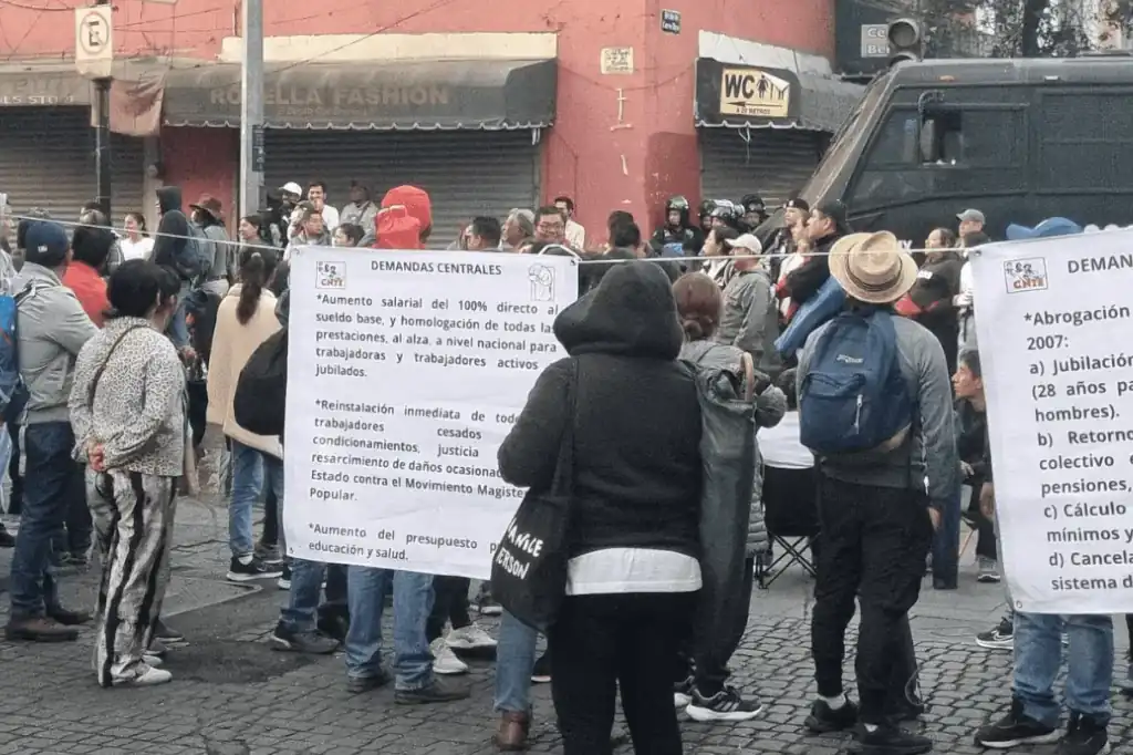 La Coordinadora Nacional de Trabajadores de la Educación (CNTE) intensificó sus protestas este miércoles 21 de mayo al bloquear los accesos de Palacio Nacional, en un intento por suspender la conferencia matutina de la presidenta Claudia Sheinbaum.