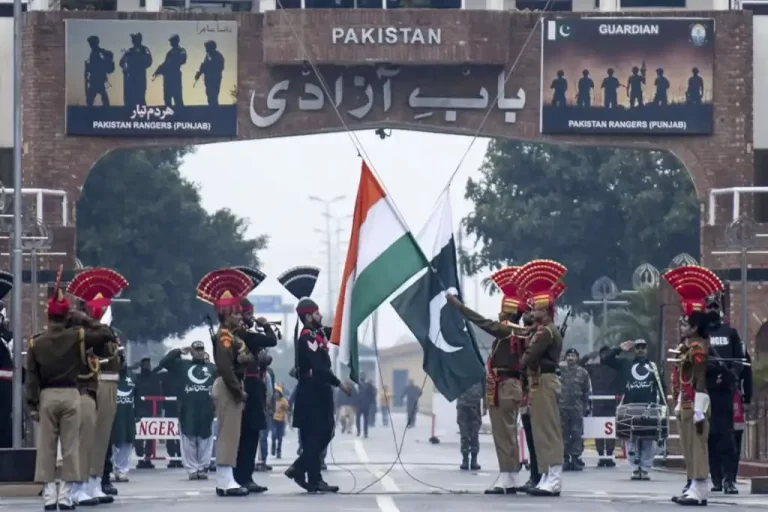 La tensión entre India y Pakistán ha alcanzado un punto crítico que, de escalar, podría desembocar en un conflicto con armas atómicas. Según la Campaña Internacional para Abolir las Armas Nucleares (ICAN), una confrontación nuclear entre ambas naciones causaría millones de muertes inmediatas y generaría impactos devastadores a nivel global.