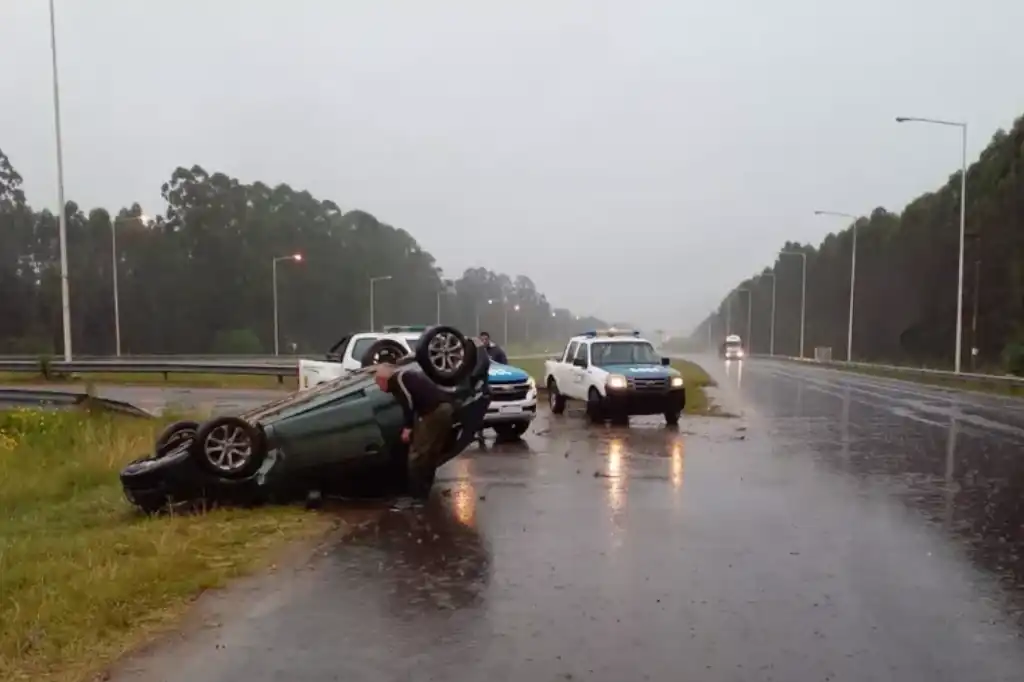 Las intensas lluvias registradas en las últimas horas provocaron al menos seis accidentes vehiculares en distintas vialidades del Valle de Toluca, sin que se reportaran personas lesionadas de gravedad.