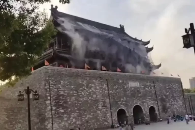 El pasado 19 de mayo, la histórica Torre del Tambor de Fengyang, una edificación de más de 600 años de antigüedad, sufrió un colapso parcial que generó pánico entre los visitantes.