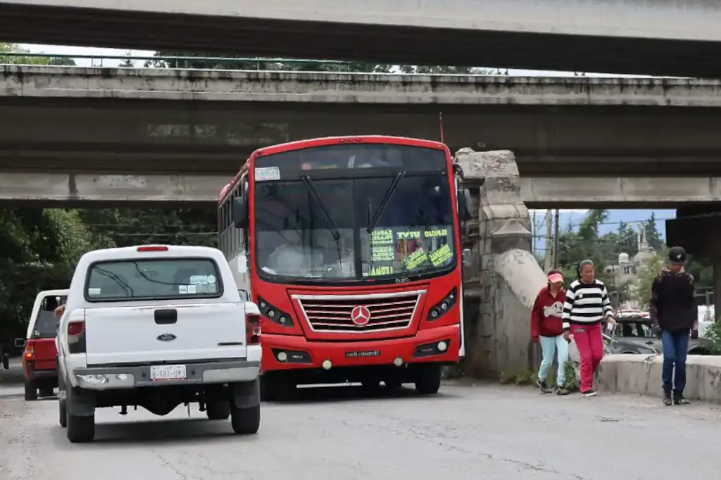 El antiguo puente del río Lerma es un peligro constante para peatones, quienes solicitan a las autoridades un puente peatonal de manera urgente.