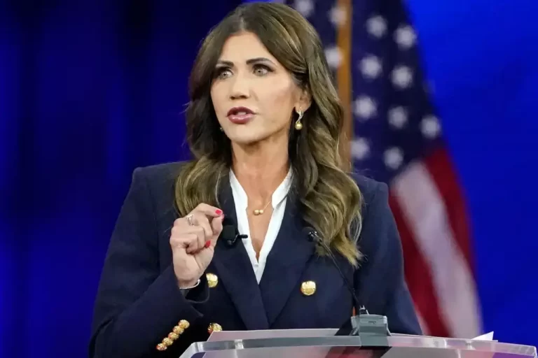 Tras el trágico naufragio de una embarcación el pasado 5 de mayo cerca de Torrey Pines, en San Diego, California, que dejó tres personas muertas y una niña desaparecida, la secretaria de Seguridad Nacional de EE.UU., Kristi Noem, ha solicitado al Departamento de Justicia que se persiga la pena de muerte contra dos ciudadanos mexicanos implicados en el caso.