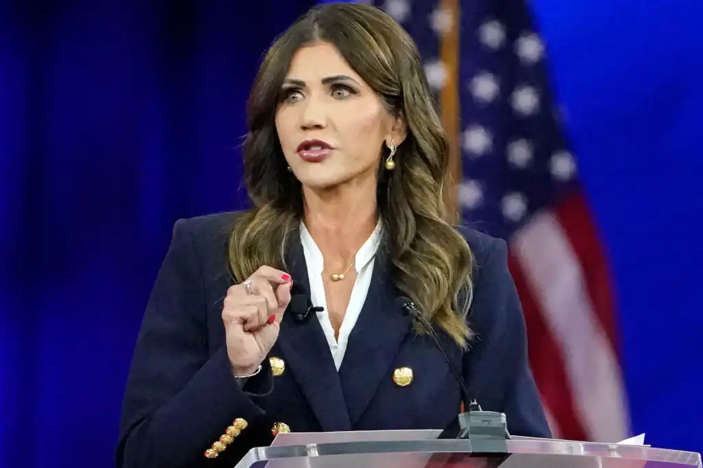 Tras el trágico naufragio de una embarcación el pasado 5 de mayo cerca de Torrey Pines, en San Diego, California, que dejó tres personas muertas y una niña desaparecida, la secretaria de Seguridad Nacional de EE.UU., Kristi Noem, ha solicitado al Departamento de Justicia que se persiga la pena de muerte contra dos ciudadanos mexicanos implicados en el caso.