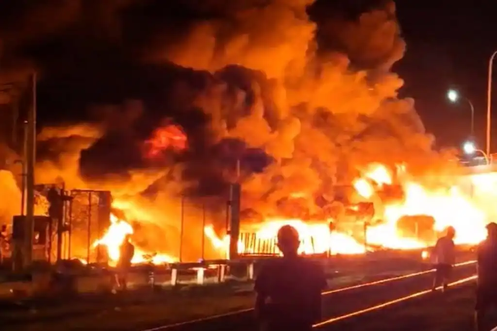 Un fuerte incendio sorprendió la noche del domingo a los habitantes de San Pedro Xalostoc, en Ecatepec, Estado de México, tras la explosión registrada en una fábrica donde presuntamente se almacenaban químicos y solventes.