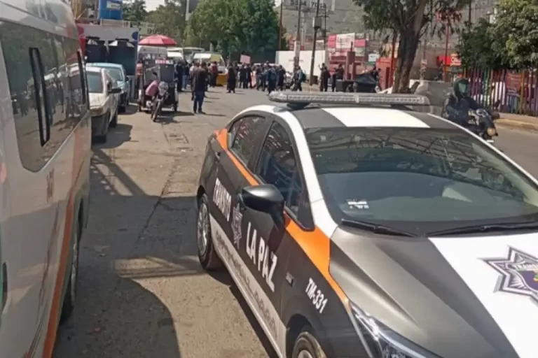 La mañana de este lunes, elementos de la Dirección General de Seguridad Pública y Tránsito Municipal de La Paz bloquearon por completo la carretera federal México-Puebla en ambos sentidos, a la altura de la zona conocida como "los bancos", en demanda de mejores condiciones laborales y el cumplimiento de un aumento salarial previamente prometido por la administración municipal.