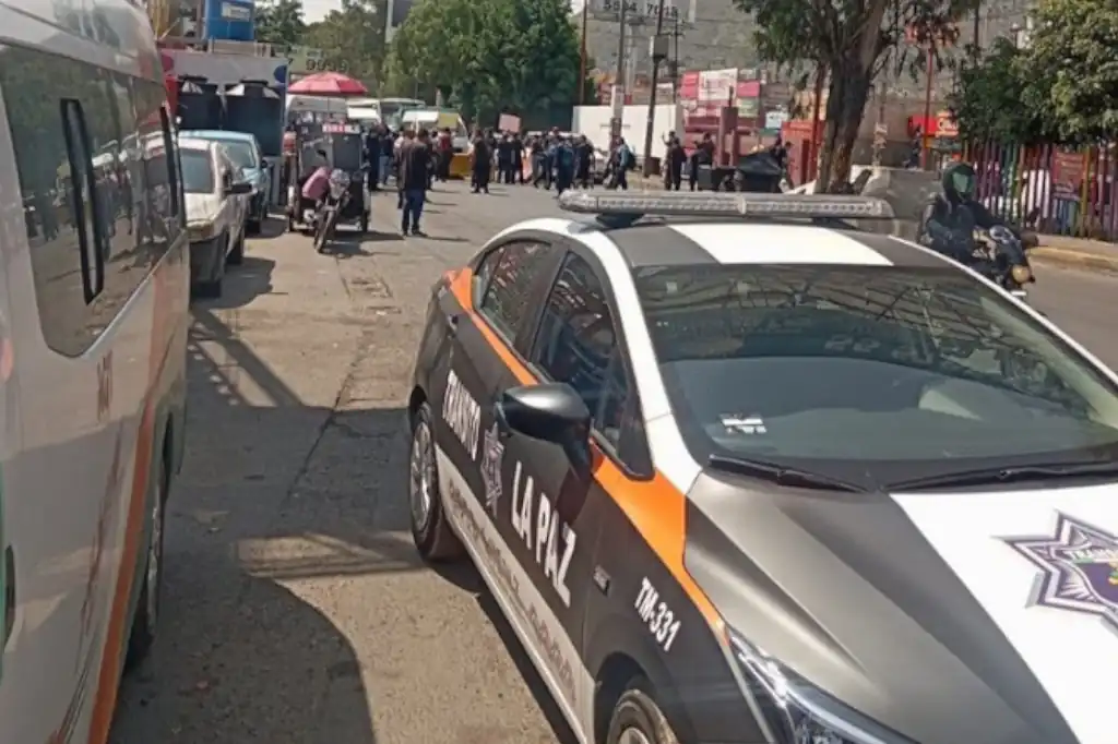 La mañana de este lunes, elementos de la Dirección General de Seguridad Pública y Tránsito Municipal de La Paz bloquearon por completo la carretera federal México-Puebla en ambos sentidos, a la altura de la zona conocida como "los bancos", en demanda de mejores condiciones laborales y el cumplimiento de un aumento salarial previamente prometido por la administración municipal.