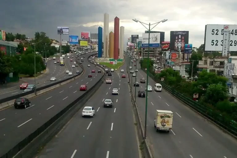 Después de más de una década sin recibir mantenimiento, el Gobierno del Estado de México ha iniciado la rehabilitación integral de 54 kilómetros del Periférico Norte, una de las arterias viales más transitadas del Valle de México, por donde circulan diariamente cerca de 200 mil vehículos.