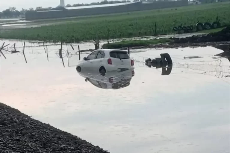 La tarde de ayer, lunes, una intensa tromba acompañada de granizo provocó el colapso de la vía libre Toluca-Atlacomulco, generando importantes afectaciones a la circulación vehicular, principalmente a la altura de Mina México, en el municipio de Almoloya de Juárez.