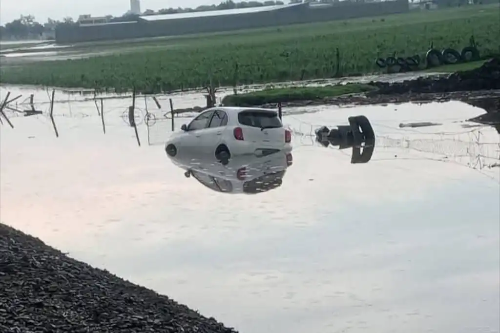 La tarde de ayer, lunes, una intensa tromba acompañada de granizo provocó el colapso de la vía libre Toluca-Atlacomulco, generando importantes afectaciones a la circulación vehicular, principalmente a la altura de Mina México, en el municipio de Almoloya de Juárez.