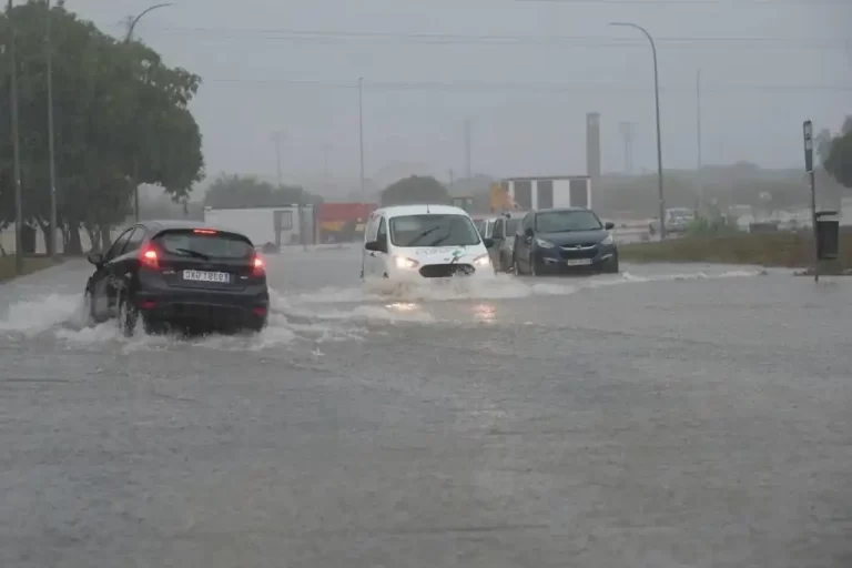 Las intensas lluvias registradas la noche del domingo 1 de junio y la madrugada del lunes ocasionaron severos encharcamientos en diversos puntos de la autopista México-Toluca, especialmente a la altura de Las Alas, con dirección a la Ciudad de México, lo que generó afectaciones importantes en la circulación vehicular.