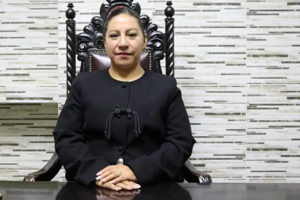 Elementos de la Fiscalía General de Justicia del Estado de México detuvieron a Selene Hernández Herrera, alcaldesa con licencia de Capulhuac, acusada de haber agredido física, verbal y sexualmente a una trabajadora del DIF municipal en mayo pasado.