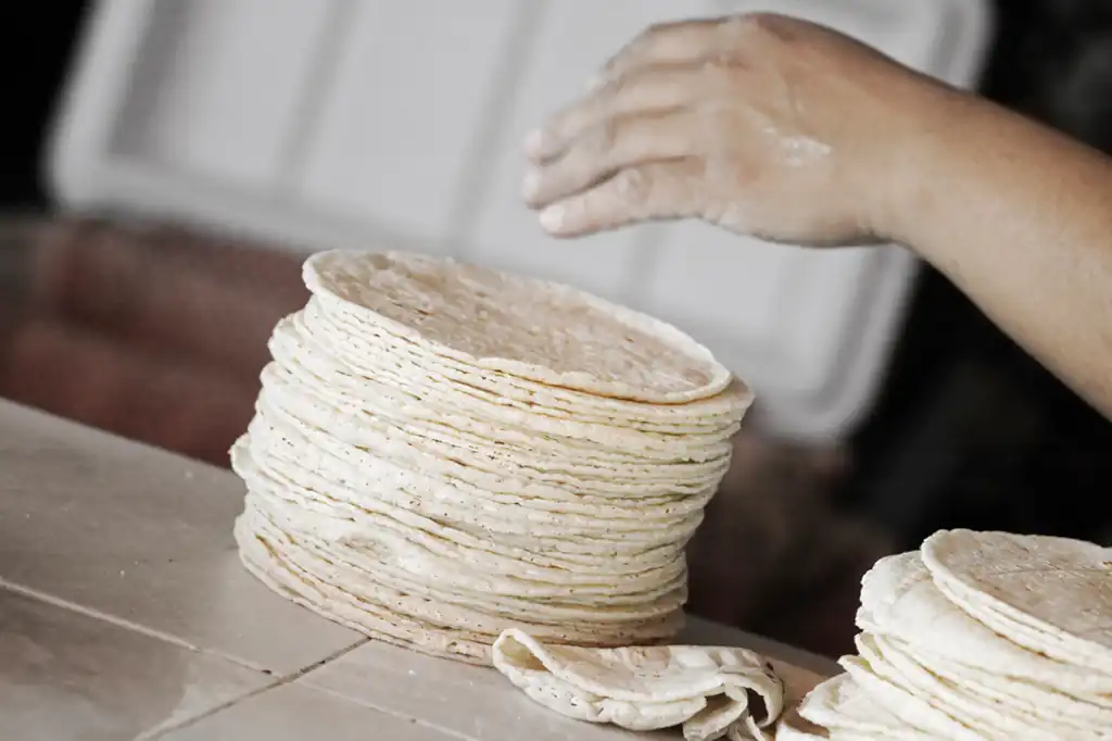 Los empresarios del sector de la masa y la tortilla en el Estado de México rechazaron tajantemente el acuerdo que promovió el gobierno federal para reducir el precio del producto básico; argumentaron que el gobierno no los consultó y que las personas que firmaron el convenio no tienen representatividad real.
