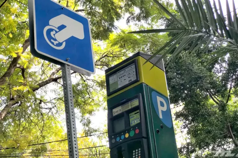 Con el objetivo de recuperar espacios públicos, agilizar el tránsito y brindar mayor seguridad vial, el gobierno municipal de Ecatepec arrancó este lunes 2 de junio el nuevo sistema de parquímetros virtuales en el centro de San Cristóbal.