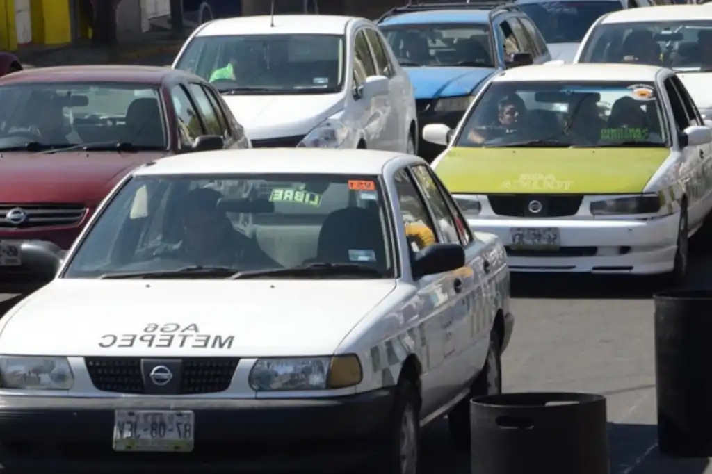 Taxistas del municipio de Metepec tomaron justicia por sus propias manos el pasado 27 de mayo, cuando más de 80 operadores detuvieron a tres extorsionadores y presuntos miembros del grupo criminal La Nueva Familia Michoacana, quienes exigían pagos mensuales de hasta mil 500 pesos por unidad y cuotas semanales adicionales bajo amenazas de violencia.