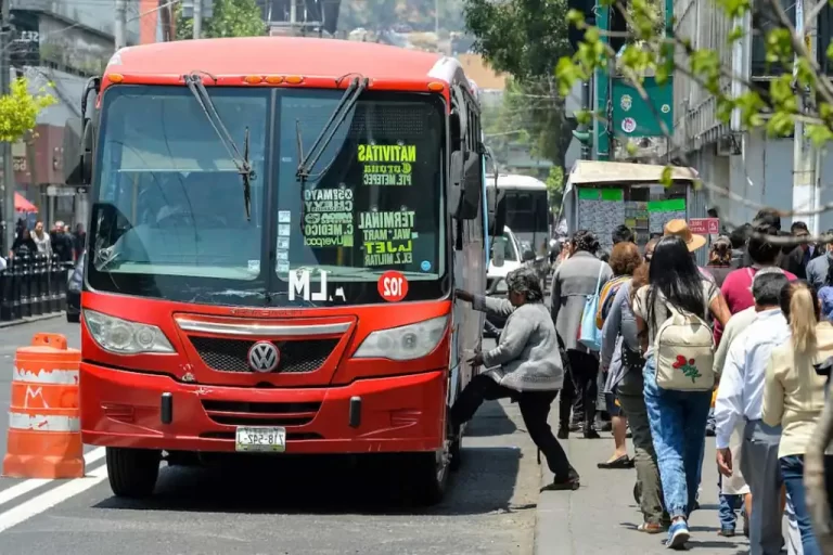 Tras una serie de accidentes que dejaron más de 40 personas lesionadas, el Ayuntamiento de Toluca implementó un operativo sorpresa para reforzar la seguridad en el transporte público, con el objetivo de prevenir más percances y garantizar la integridad de los usuarios.