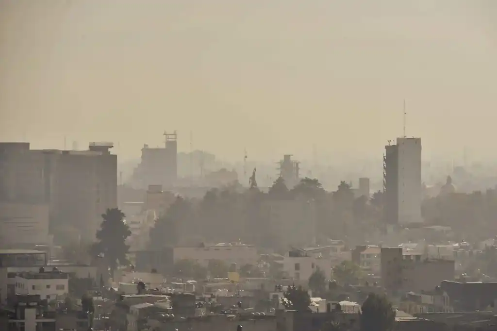 El empresario y experto en sostenibilidad, Daniel Madariaga Barrilado, recomendó analizar a fondo la propuesta del impuesto por emisión de gases contaminantes en el Estado de México, con el fin de evitar que se convierta en una forma de “pago por contaminar”.