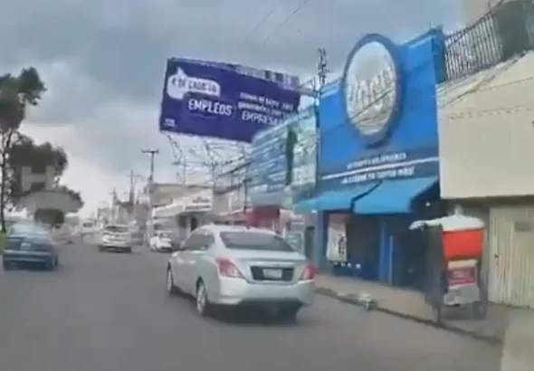 La tarde de este miércoles, un espectacular de aproximadamente 25 metros de altura colapsó en la Avenida Central, a la altura de la colonia Jardines de Aragón, en Ecatepec, Estado de México, generando una fuerte movilización de cuerpos de emergencia y el cierre parcial de la vialidad.