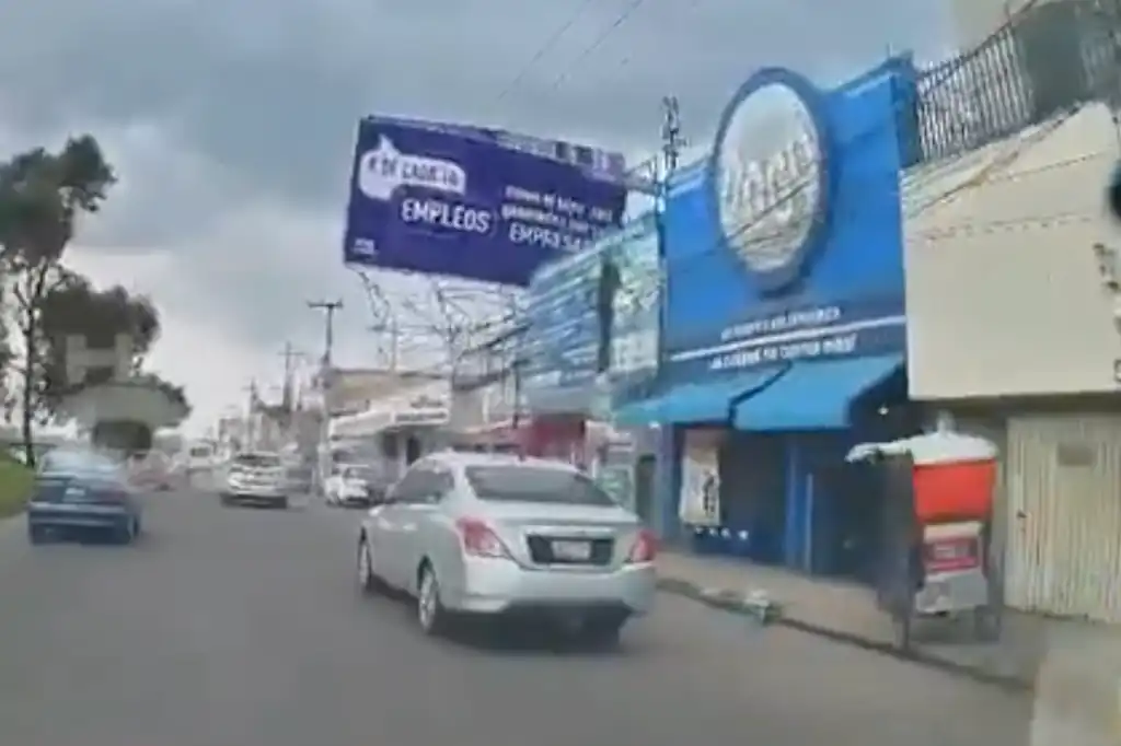 La tarde de este miércoles, un espectacular de aproximadamente 25 metros de altura colapsó en la Avenida Central, a la altura de la colonia Jardines de Aragón, en Ecatepec, Estado de México, generando una fuerte movilización de cuerpos de emergencia y el cierre parcial de la vialidad.