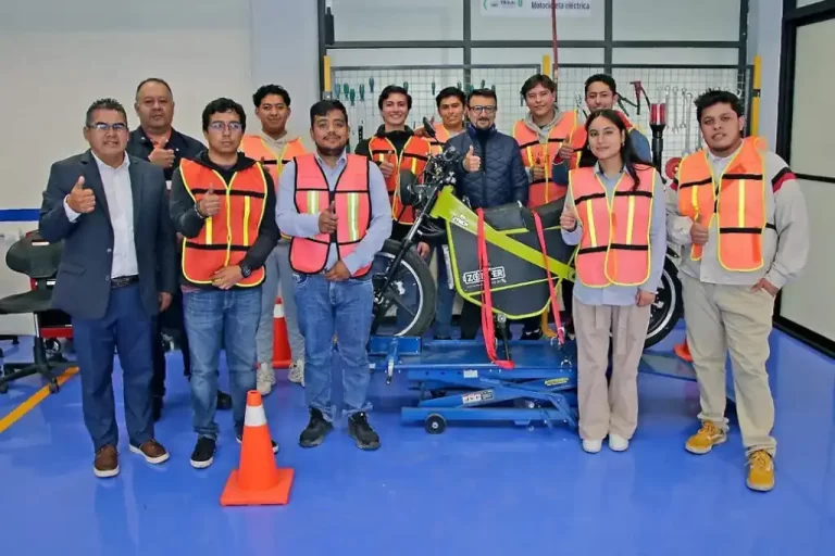 Con talento, innovación y visión sostenible, un grupo de 22 estudiantes del Tecnológico de Estudios Superiores de Jocotitlán (TESJo) ha desarrollado el primer prototipo de motocicleta eléctrica de la institución, el cual ya se encuentra en fase de comercialización.