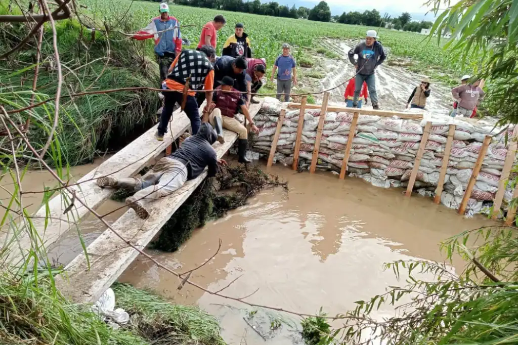 Las intensas lluvias del pasado domingo provocaron el desbordamiento del río Mayorazgo y el Arroyo del Zarco en Otzolotepec, Estado de México, dejando severas afectaciones en al menos cuatro comunidades: Santa Rosalía, San Juan, Ejido de Santa María Tetitla y Santa Ana Mayorazgo.