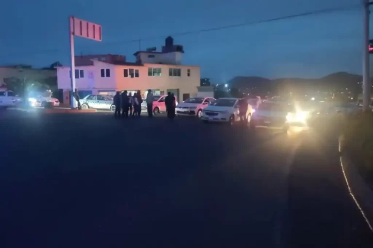 Ixtlahuaca vivió una noche de caos este martes, al registrarse bloqueos y disturbios protagonizados por transportistas y taxistas en protesta por los operativos contra la extorsión en el Estado de México.