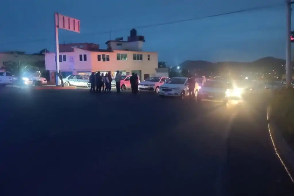 Ixtlahuaca vivió una noche de caos este martes, al registrarse bloqueos y disturbios protagonizados por transportistas y taxistas en protesta por los operativos contra la extorsión en el Estado de México.