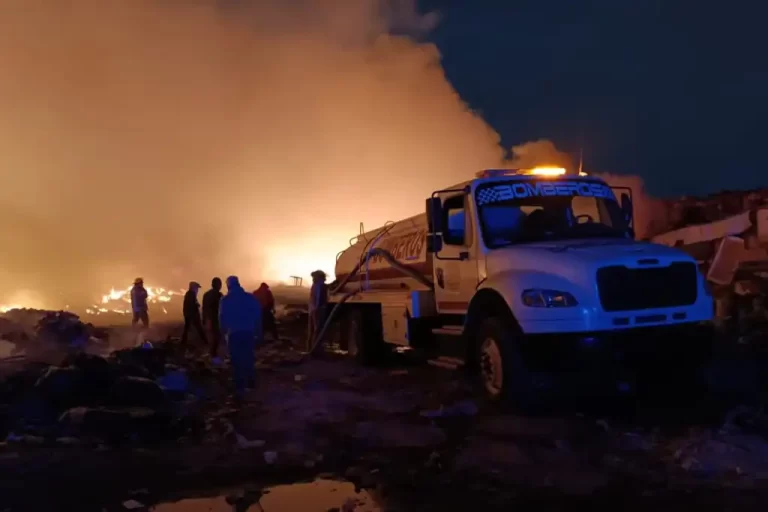 Un fuerte incendio se registró la noche del martes en un relleno sanitario ubicado sobre avenida Bordo de Xochiaca, en el municipio de Nezahualcóyotl, Estado de México, a la altura de la avenida Vicente Villada.
