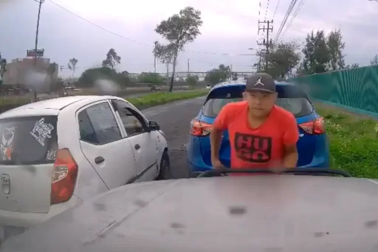 Un intento fallido de robo de autopartes fue captado por una cámara de vigilancia instalada en una camioneta estacionada sobre Avenida Central, en el municipio de Ecatepec, Estado de México.