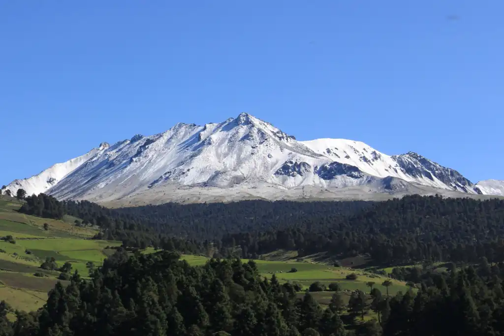Volcadura en el Nevado de Toluca deja un muerto y 11 heridos; autoridades cierran el área natural.