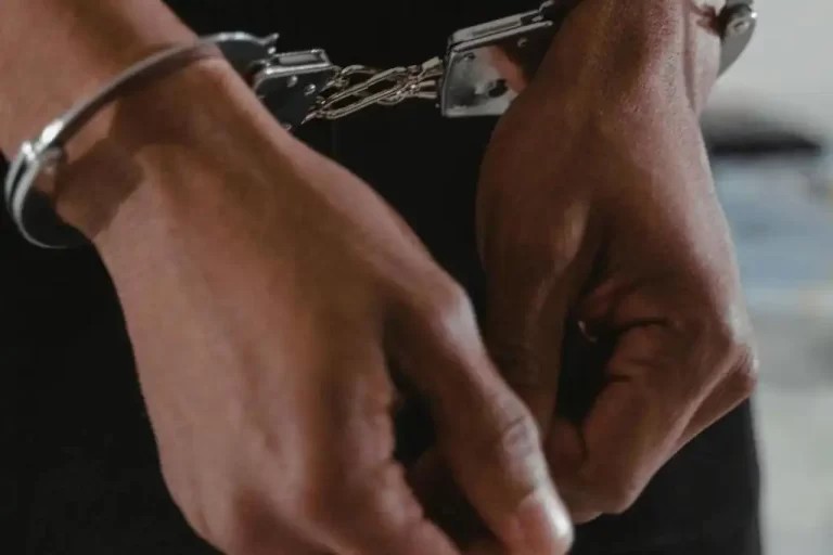 Detienen a hombre que intentó quemar a una mujer en Valle de Bravo.