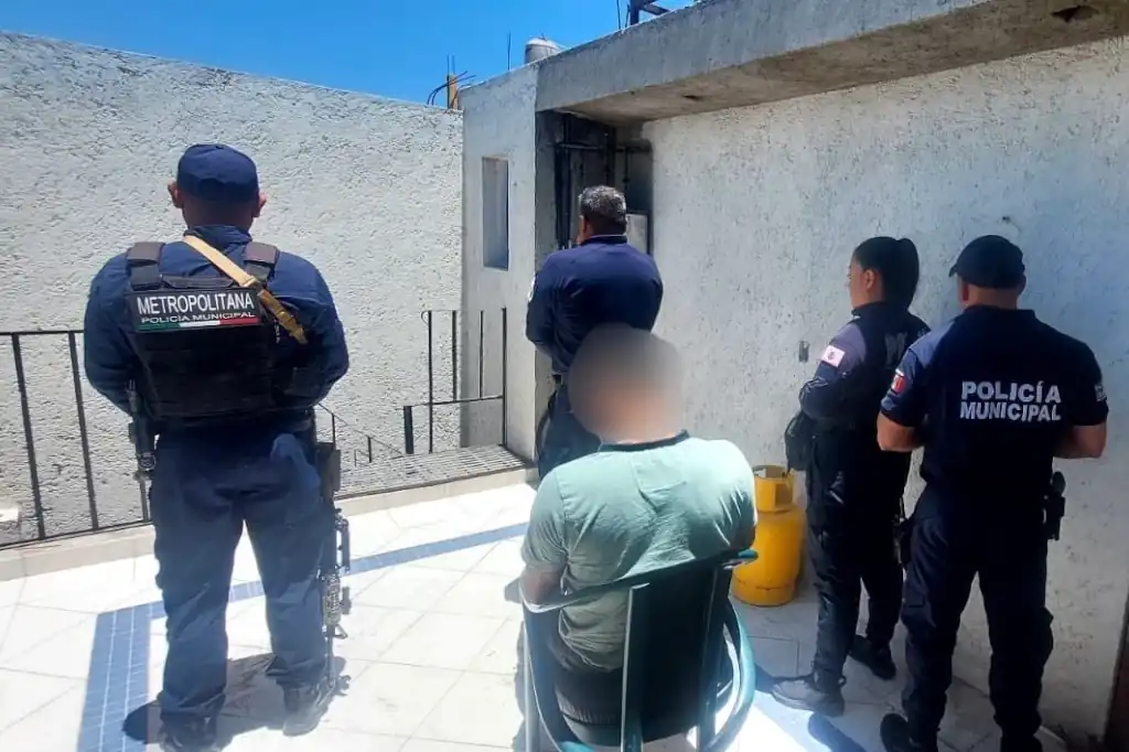 En una acción conjunta, elementos de la Policía Municipal de Ecatepec y de la Secretaría de Marina lograron rescatar a dos personas que permanecían privadas de su libertad en una casa de seguridad en la colonia Luis Donaldo Colosio.