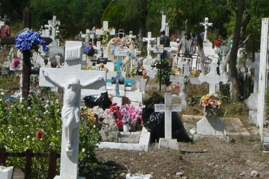 La mañana de este miércoles, varios hombres armados asesinaron a balazos a una mujer identificada como trabajadora del gobierno municipal de Tecámac dentro del panteón de la comunidad de Ampliación Ozumbilla.