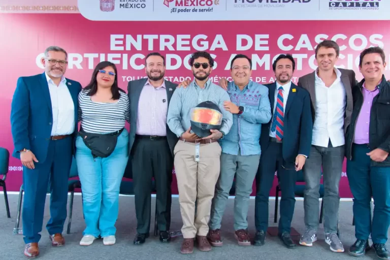 Gobierno de Toluca impulsa la seguridad vial con entrega de cascos certificados a motociclistas.