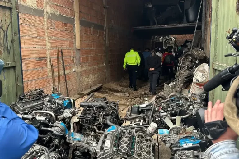 En un operativo realizado en la colonia Benito Juárez III Sección de Nezahualcóyotl, autoridades estatales y municipales localizaron una bodega utilizada para almacenar vehículos y autopartes robadas.