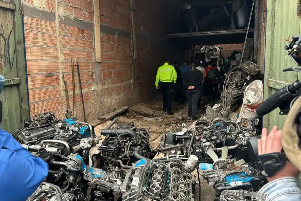 En un operativo realizado en la colonia Benito Juárez III Sección de Nezahualcóyotl, autoridades estatales y municipales localizaron una bodega utilizada para almacenar vehículos y autopartes robadas.