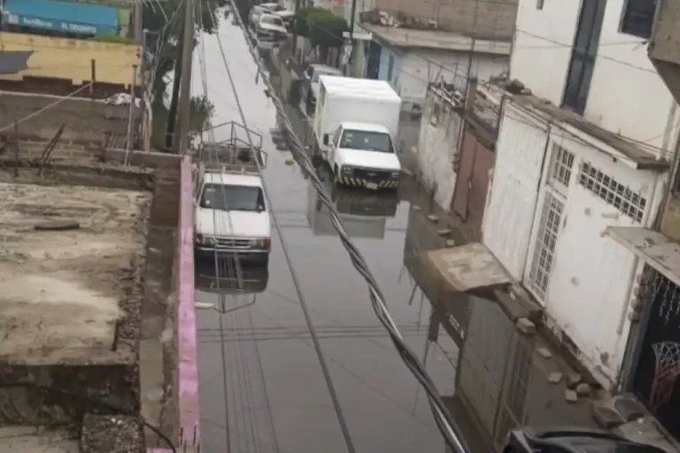 Las fuertes lluvias registradas la noche del sábado en el oriente del Estado de México dejaron decenas de viviendas inundadas en al menos cinco colonias de Nezahualcóyotl y varias zonas de La Paz, donde familias enteras amanecieron bajo el agua y piden apoyo urgente de las autoridades.