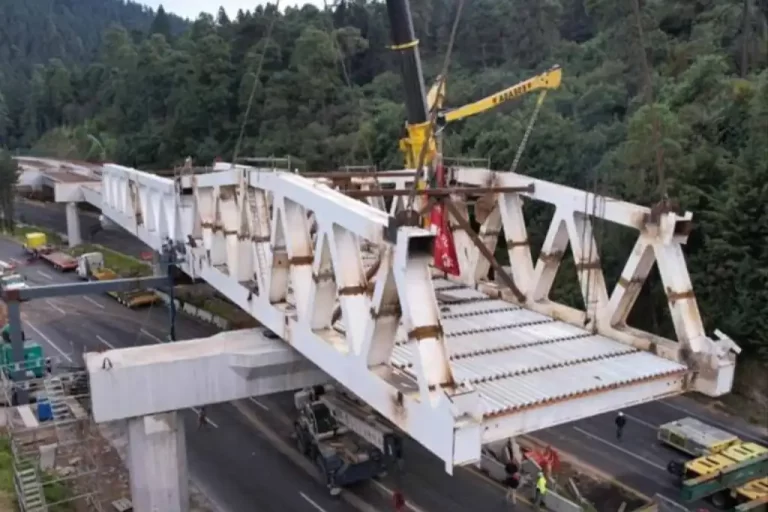 El Tren Interurbano México-Toluca, conocido como “El Insurgente”, registra un avance del 98 por ciento en su construcción y se alista para operar en todo su recorrido, desde Zinacantepec, Estado de México, hasta la estación Observatorio del Metro en la Ciudad de México, informó la Secretaría de Infraestructura, Comunicaciones y Transportes (SICT).