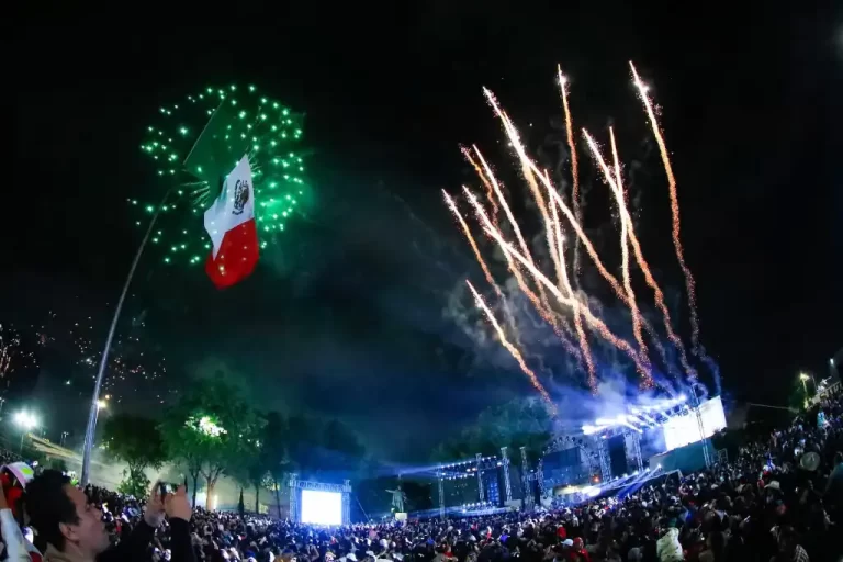 Con música, fuegos artificiales y un profundo espíritu patrio, miles de mexiquenses de Naucalpan, Tlalnepantla y Cuautitlán Izcalli celebraron el 215 aniversario del inicio de la Independencia de México en plazas públicas abarrotadas.