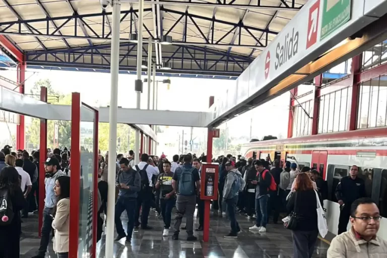 El pasado lunes 22 de septiembre, miles de usuarios del Tren Suburbano padecieron retrasos significativos debido a las labores de conexión de vías con el ramal que dará servicio al Aeropuerto Internacional Felipe Ángeles (AIFA). La situación provocó largas filas, caos en las estaciones y, en algunos casos, cobros dobles en los pasajes.