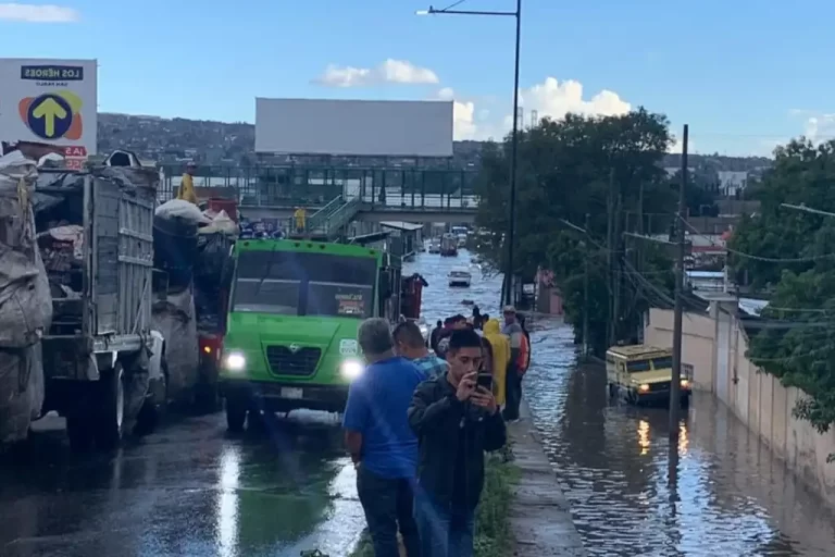 Las intensas lluvias registradas la tarde y noche del martes provocaron severas inundaciones en al menos cuatro puntos del municipio de Ecatepec, Estado de México.