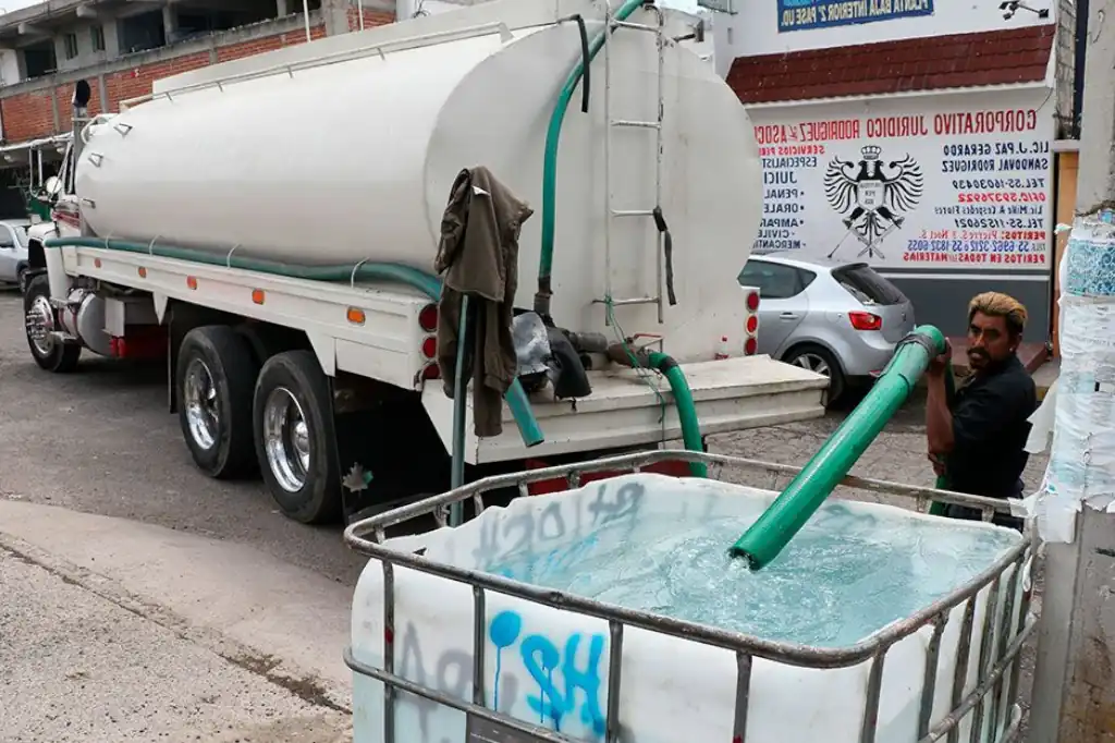 Vecinos de varias colonias de Toluca enfrentan hasta tres semanas sin agua potable, lo que los ha obligado a buscar alternativas para cubrir sus necesidades básicas.