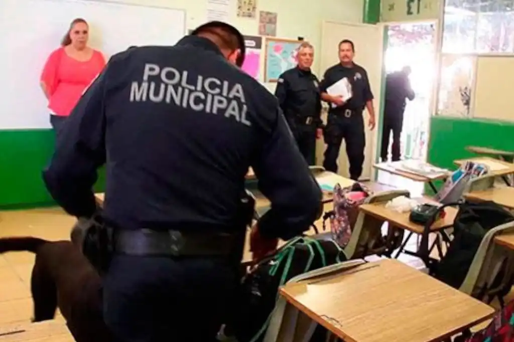 Un fuerte operativo de seguridad se desplegó este martes en la primaria Bertha Von Glümer, ubicada en la colonia Santa Teresa de Huehuetoca, Estado de México, luego de que un alumno de tercer grado ingresara con una pistola al plantel.